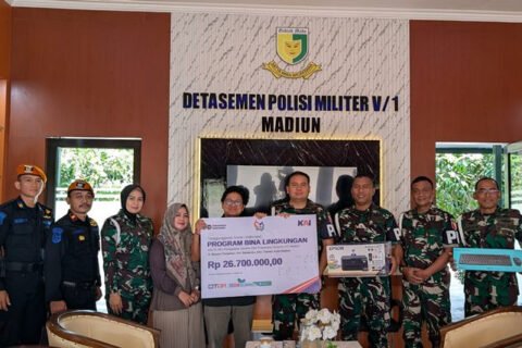 KAI Daop 7 Madiun menyalurkan bantuan program bina lingkungan Rp26,7 juta kepada Denpom Madiun./dok.HUM-DNY