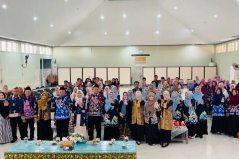 Rombongan pendidik MTs Almaarif 01 Singosari bersama jajaran pimpinan dan guru SMPN 1 Surabaya berfoto bersama dengan gestur salam ramah anak usai kegiatan Focus Group Discussion (FGD) praktik baik Sekolah/Madrasah Ramah Anak di aula SMPN 1 Surabaya.