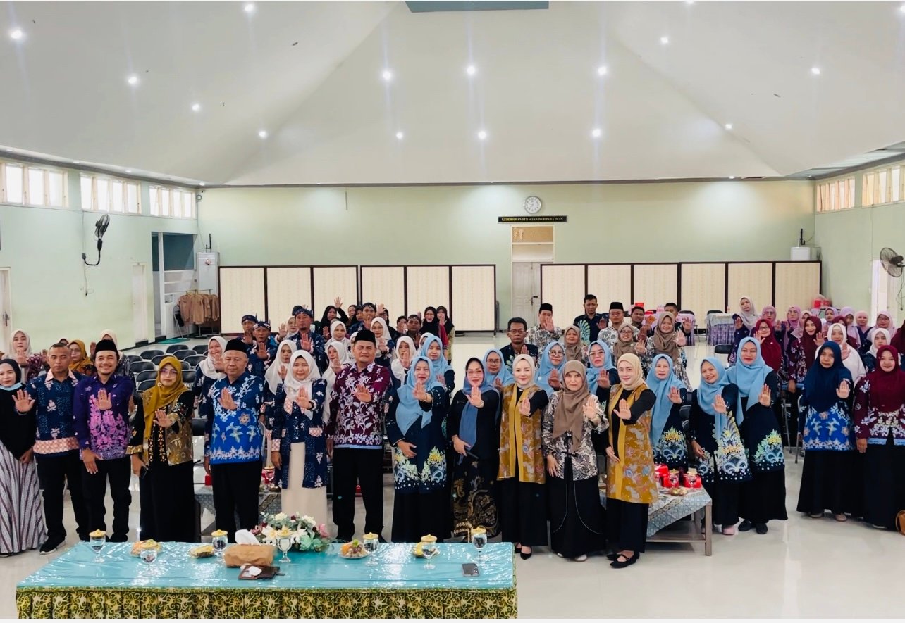 Rombongan pendidik MTs Almaarif 01 Singosari bersama jajaran pimpinan dan guru SMPN 1 Surabaya berfoto bersama dengan gestur salam ramah anak usai kegiatan Focus Group Discussion (FGD) praktik baik Sekolah/Madrasah Ramah Anak di aula SMPN 1 Surabaya.