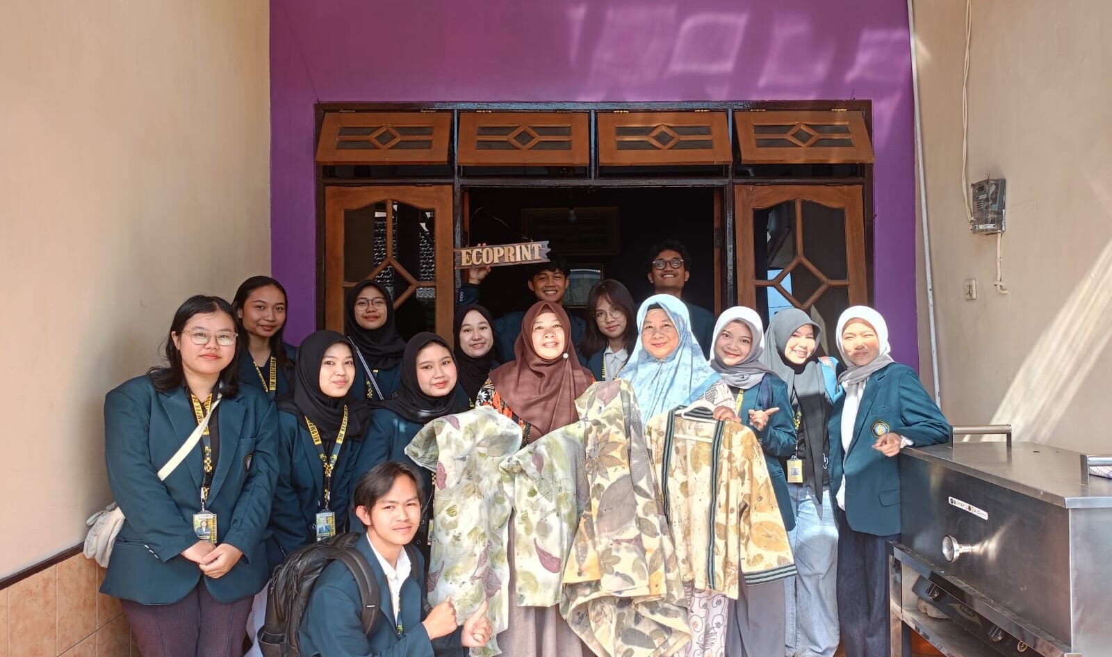 Mahasiswa Kelompok 24 Program 3M FTAB Universitas Brawijaya berfoto bersama pemilik UMKM Chandini Collection, memamerkan hasil kain motif alami di samping mesin pengukus ecoprint portable di Kesatrian, Kota Malang.