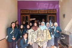 Mahasiswa Kelompok 24 Program 3M FTAB Universitas Brawijaya berfoto bersama pemilik UMKM Chandini Collection, memamerkan hasil kain motif alami di samping mesin pengukus ecoprint portable di Kesatrian, Kota Malang.