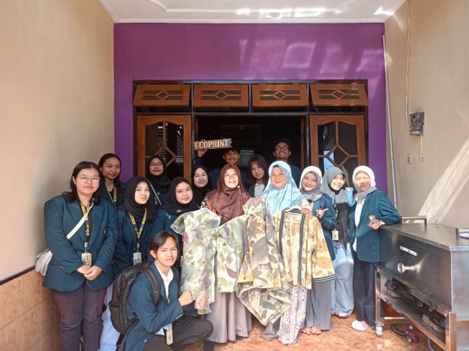 Mahasiswa Kelompok 24 Program 3M FTAB Universitas Brawijaya berfoto bersama pemilik UMKM Chandini Collection, memamerkan hasil kain motif alami di samping mesin pengukus ecoprint portable di Kesatrian, Kota Malang.