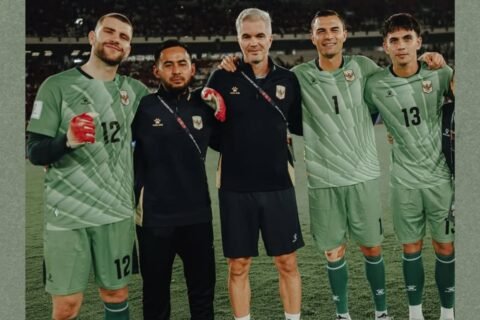 Kiper Timnas Indonesia; Maarten Paes (12), Emil Audero (1), dan Nadeo Argawinata (13) usai pertandingan melawan Singapura di Stadion Gelora Bung Karno, Jakarta (25/9)./Instagram @maartenpaes