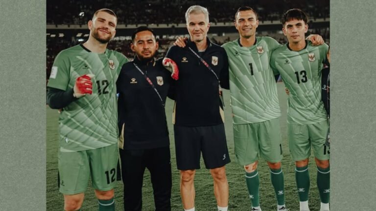 Kiper Timnas Indonesia; Maarten Paes (12), Emil Audero (1), dan Nadeo Argawinata (13) usai pertandingan melawan Singapura di Stadion Gelora Bung Karno, Jakarta (25/9)./Instagram @maartenpaes