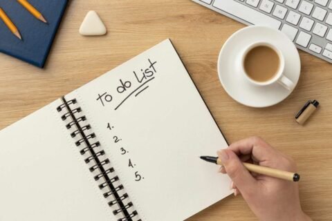 Buku catatan terbuka bertuliskan daftar rencana To Do List untuk penerapan Mindset Theory of Action Phases