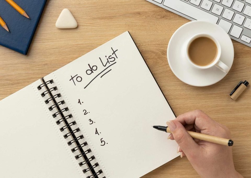 Buku catatan terbuka bertuliskan daftar rencana To Do List untuk penerapan Mindset Theory of Action Phases