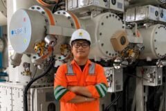 Kegiatan mahasiswa dalam melakukan pengamatan peralatan kelistrikan di lingkungan PT PLN UPT Surabaya Selatan.