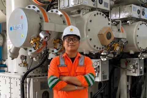 Kegiatan mahasiswa dalam melakukan pengamatan peralatan kelistrikan di lingkungan PT PLN UPT Surabaya Selatan.