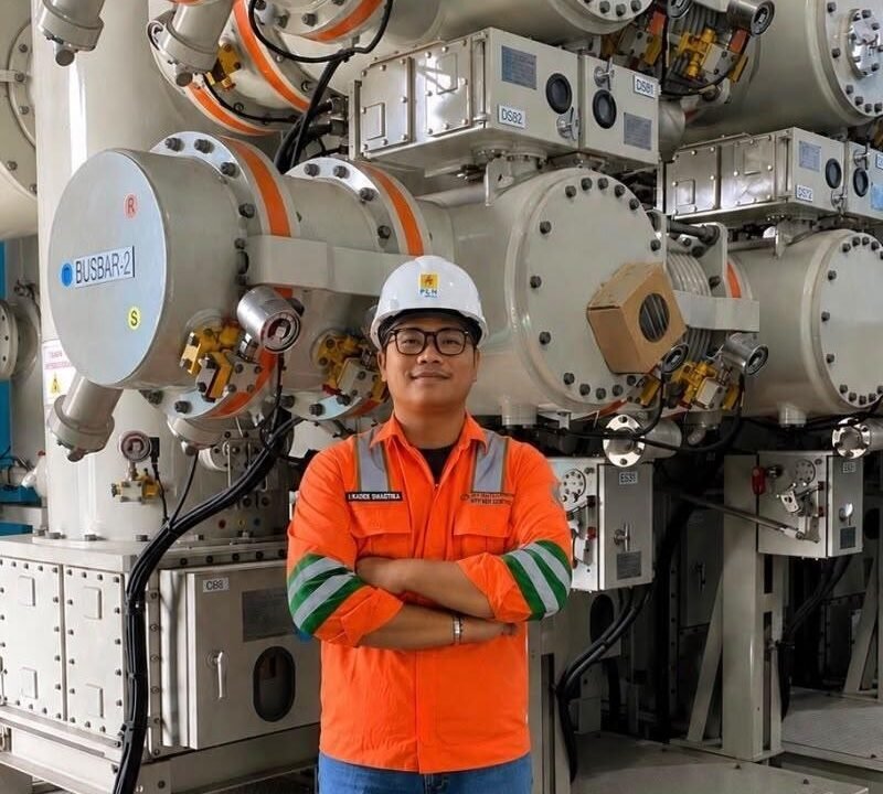 Kegiatan mahasiswa dalam melakukan pengamatan peralatan kelistrikan di lingkungan PT PLN UPT Surabaya Selatan.