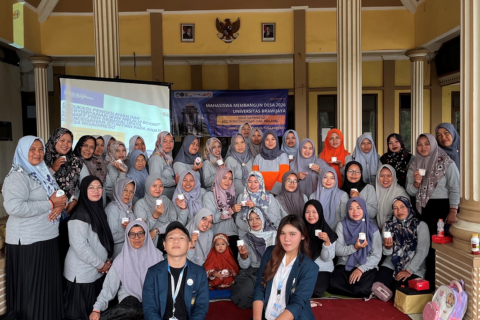 Mahasiswa MMD UB bersama ibu-ibu Fungsionaris dan Pokja PKK Desa Ngadireso usai kegiatan pelatihan di Balai Desa Ngadireso.