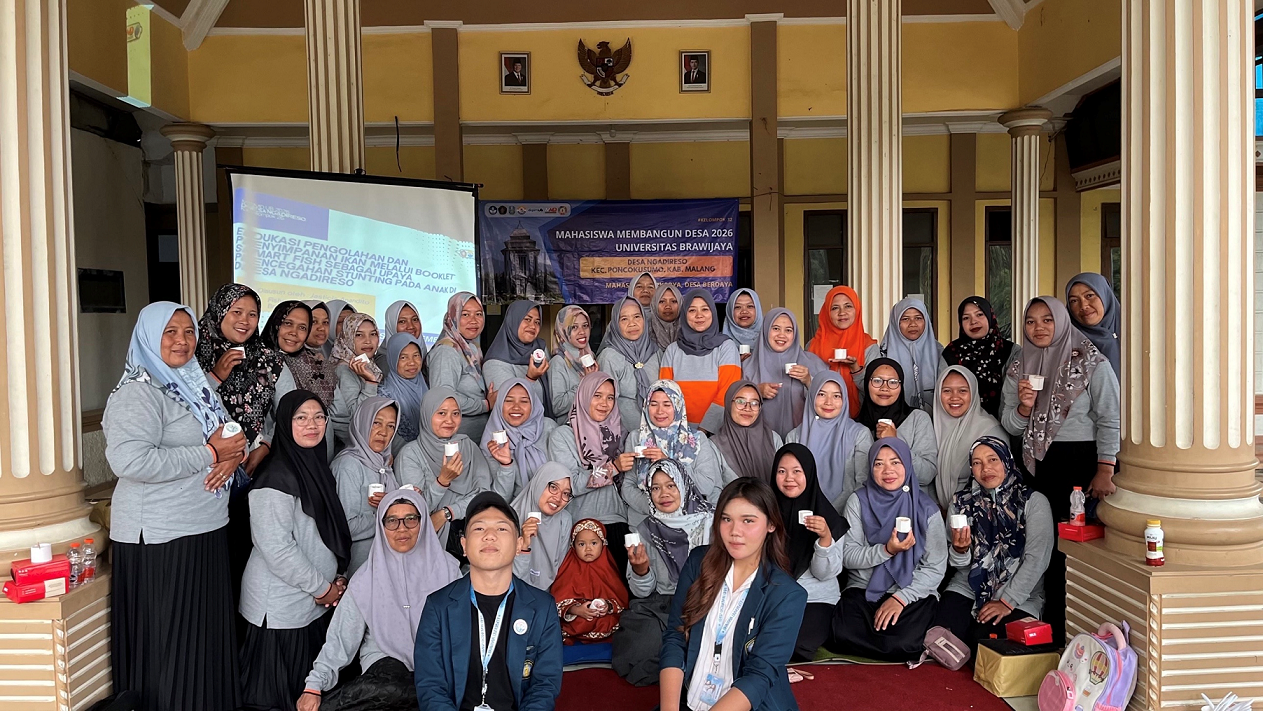 Mahasiswa MMD UB bersama ibu-ibu Fungsionaris dan Pokja PKK Desa Ngadireso usai kegiatan pelatihan di Balai Desa Ngadireso.