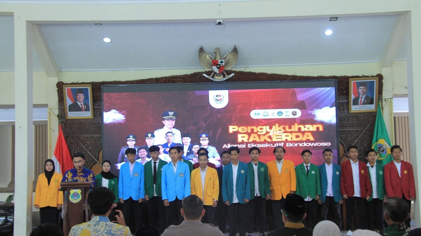 Suasana khidmat pengukuhan jajaran pengurus Aliansi Eksekutif Bondowoso (AEB) periode 2026–2027 yang dilanjutkan dengan RAKERDA di Pendopo Bupati Bondowoso, Minggu (20/9/2026). Momentum ini menjadi langkah awal memperkuat konsolidasi dan gerakan transformatif mahasiswa Bondowoso.