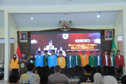 Suasana khidmat pengukuhan jajaran pengurus Aliansi Eksekutif Bondowoso (AEB) periode 2026–2027 yang dilanjutkan dengan RAKERDA di Pendopo Bupati Bondowoso, Minggu (20/9/2026). Momentum ini menjadi langkah awal memperkuat konsolidasi dan gerakan transformatif mahasiswa Bondowoso.