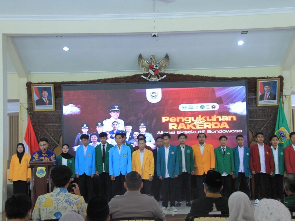 Suasana khidmat pengukuhan jajaran pengurus Aliansi Eksekutif Bondowoso (AEB) periode 2026–2027 yang dilanjutkan dengan RAKERDA di Pendopo Bupati Bondowoso, Minggu (20/9/2026). Momentum ini menjadi langkah awal memperkuat konsolidasi dan gerakan transformatif mahasiswa Bondowoso.