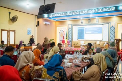 Suasana pemaparan materi dalam kegiatan akademik yang melibatkan sivitas akademika Universitas Negeri Malang (UM) bersama para mitra pendidik dalam rangka penguatan literasi dan kolaborasi pendidikan.