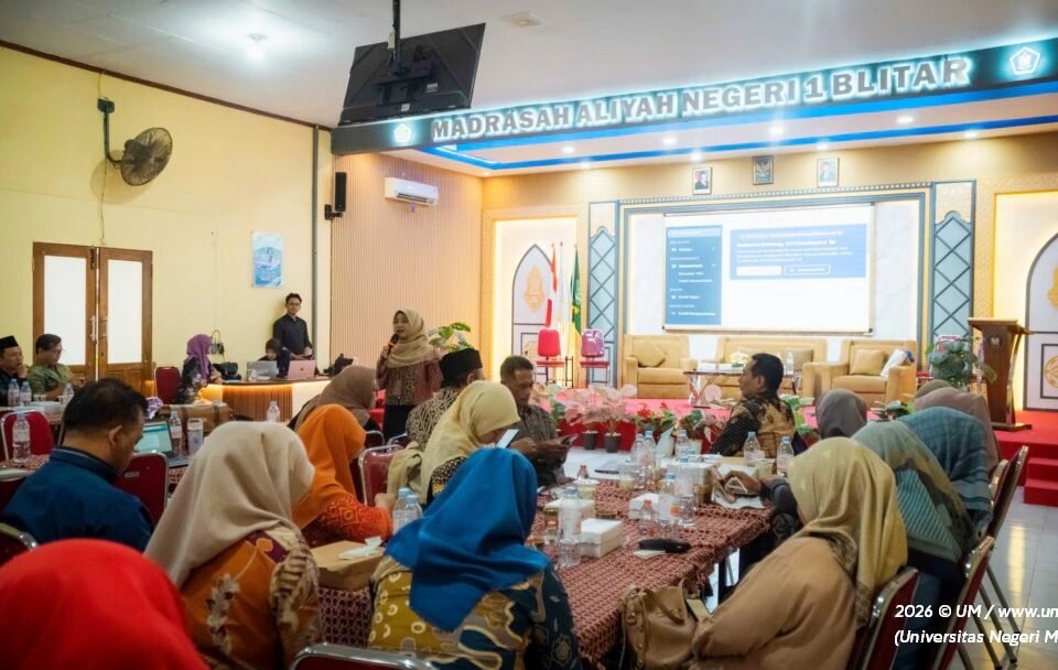 Suasana pemaparan materi dalam kegiatan akademik yang melibatkan sivitas akademika Universitas Negeri Malang (UM) bersama para mitra pendidik dalam rangka penguatan literasi dan kolaborasi pendidikan.