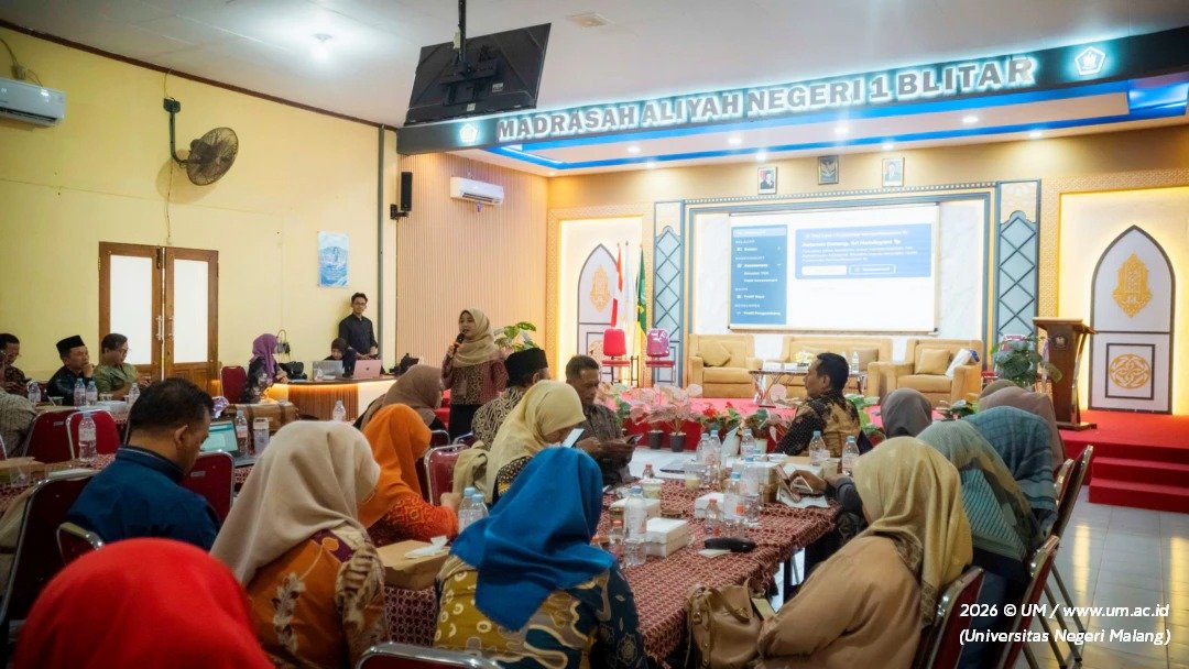 Suasana pemaparan materi dalam kegiatan akademik yang melibatkan sivitas akademika Universitas Negeri Malang (UM) bersama para mitra pendidik dalam rangka penguatan literasi dan kolaborasi pendidikan.