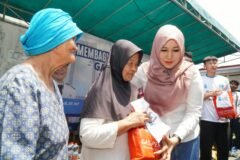 Anggota DPD RI Lia Istifhama (Ning Lia) berbincang akrab sambil menyerahkan langsung bingkisan bantuan kepada seorang warga lanjut usia dalam kegiatan bakti sosial kolaborasi bersama GAS-Pemuda dan Senyum Sehat Indonesia di kawasan Kutisari, Surabaya.