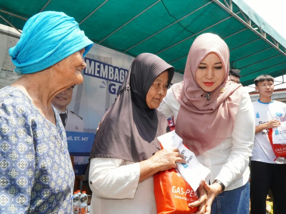 Anggota DPD RI Lia Istifhama (Ning Lia) berbincang akrab sambil menyerahkan langsung bingkisan bantuan kepada seorang warga lanjut usia dalam kegiatan bakti sosial kolaborasi bersama GAS-Pemuda dan Senyum Sehat Indonesia di kawasan Kutisari, Surabaya.