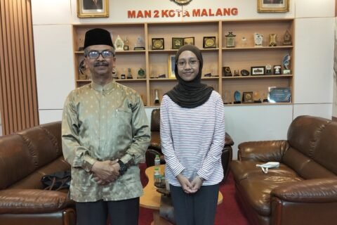 Rania, alumni angkatan 2023, berfoto bersama Kepala MAN 2 Kota Malang, Dr. H. Samsudin, M.Pd., saat berkunjung ke sekolah asalnya. Kunjungan silaturahmi ini dilakukan sebagai bentuk apresiasi setelah ia berhasil menembus program Kelas Khusus Internasional (KKI) Universitas Indonesia (UI) untuk melan