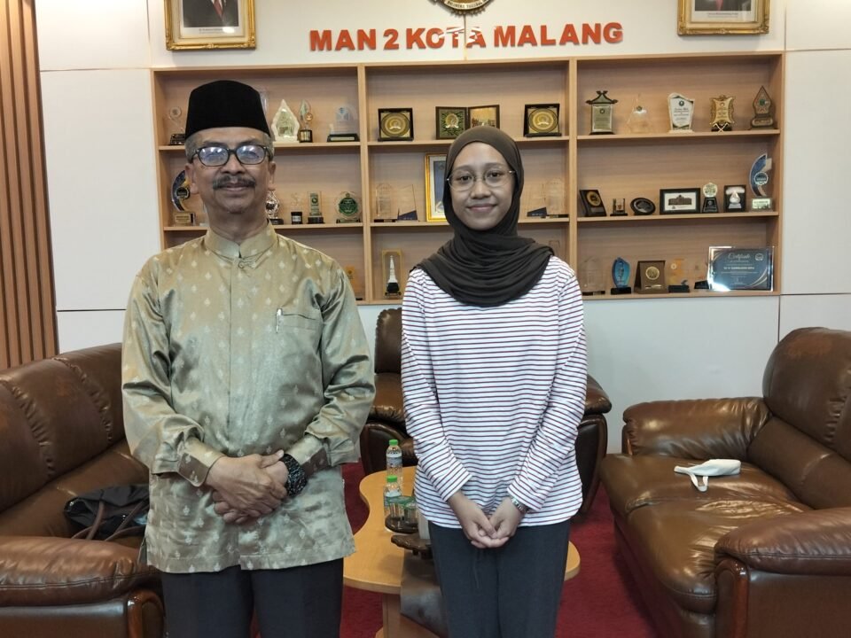 Rania, alumni angkatan 2023, berfoto bersama Kepala MAN 2 Kota Malang, Dr. H. Samsudin, M.Pd., saat berkunjung ke sekolah asalnya. Kunjungan silaturahmi ini dilakukan sebagai bentuk apresiasi setelah ia berhasil menembus program Kelas Khusus Internasional (KKI) Universitas Indonesia (UI) untuk melan