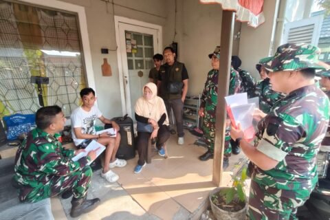 Sejumlah personel Kodim 0833/Kota Malang tengah berdialog secara persuasif sambil memeriksa kelengkapan dokumen administrasi dengan penghuni di salah satu rumah dinas.