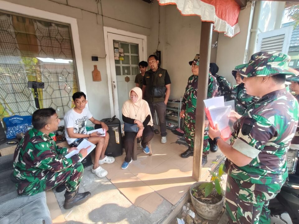 Sejumlah personel Kodim 0833/Kota Malang tengah berdialog secara persuasif sambil memeriksa kelengkapan dokumen administrasi dengan penghuni di salah satu rumah dinas.