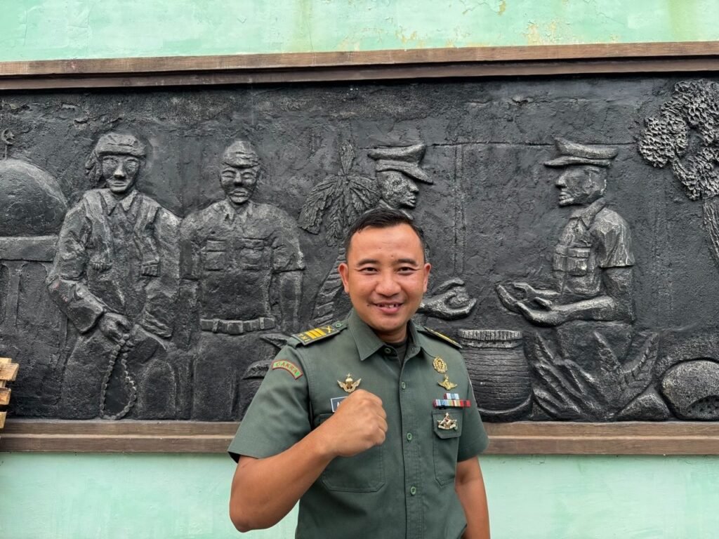 Arif Setyo Budi (40), anggota TNI-AD di Malang, tersenyum optimis menceritakan ketenangannya dalam bertugas berkat jaminan perlindungan kesehatan dari Program JKN.