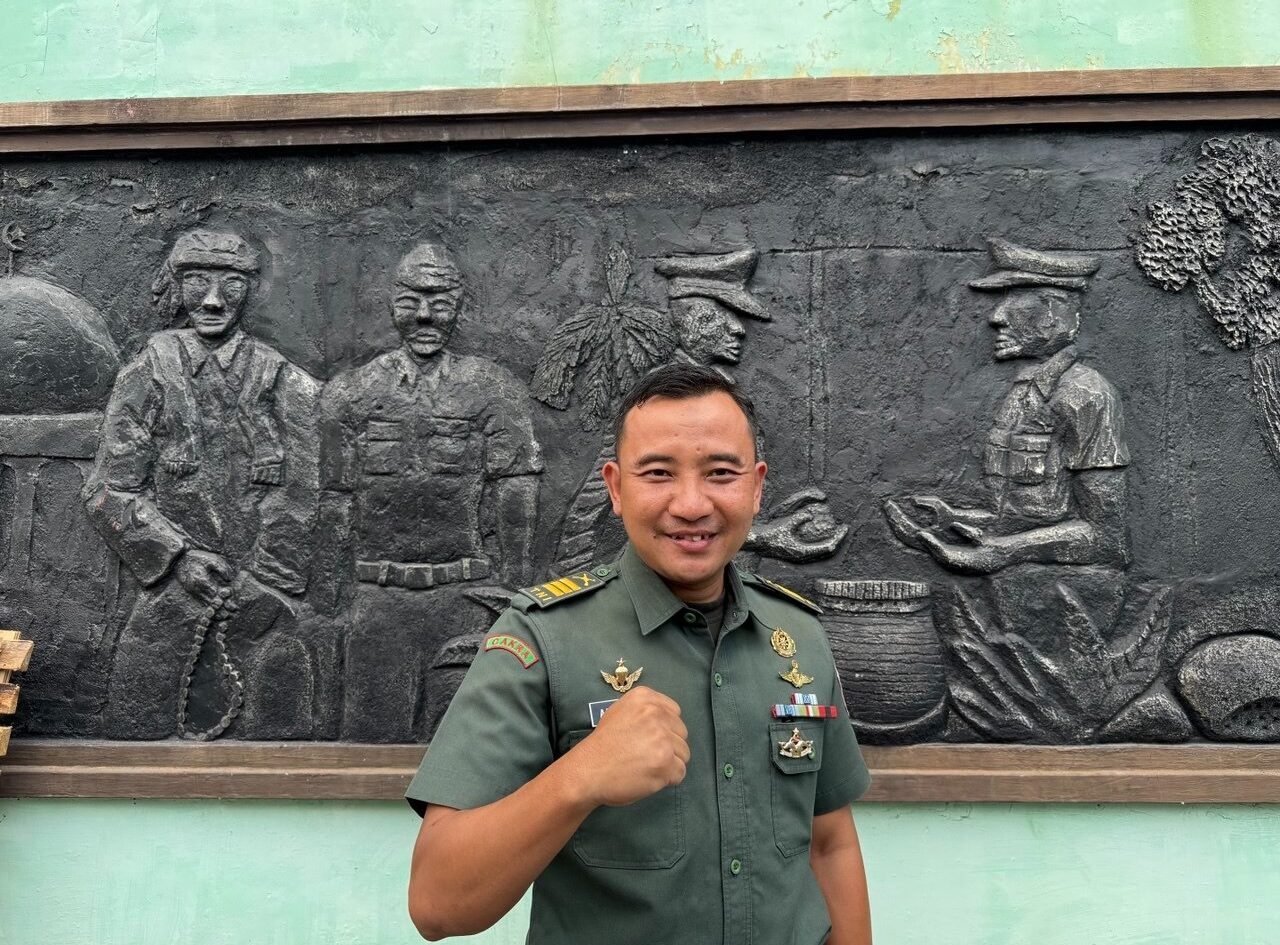 Arif Setyo Budi (40), anggota TNI-AD di Malang, tersenyum optimis menceritakan ketenangannya dalam bertugas berkat jaminan perlindungan kesehatan dari Program JKN.
