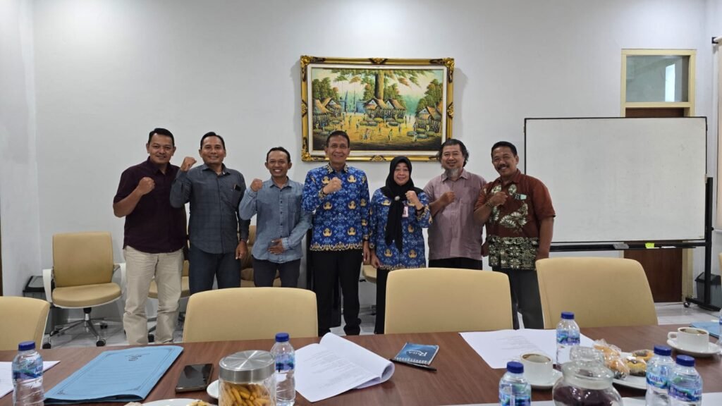 Jajaran panitia Pesona Daun Emas Bojonegoro 2026 berfoto bersama usai menggelar rapat koordinasi dan audiensi guna mematangkan persiapan festival tembakau dan UMKM yang akan digelar pada akhir September mendatang.