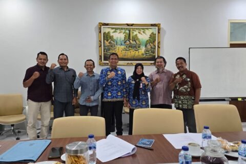 Jajaran panitia Pesona Daun Emas Bojonegoro 2026 berfoto bersama usai menggelar rapat koordinasi dan audiensi guna mematangkan persiapan festival tembakau dan UMKM yang akan digelar pada akhir September mendatang.