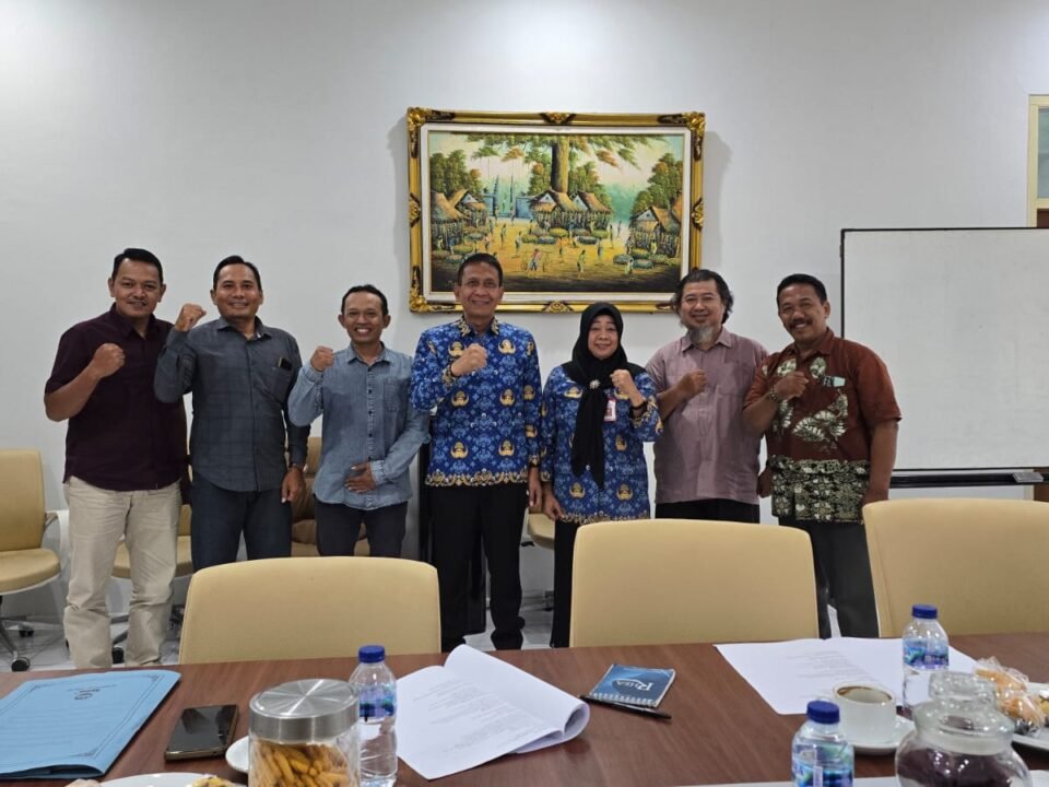 Jajaran panitia Pesona Daun Emas Bojonegoro 2026 berfoto bersama usai menggelar rapat koordinasi dan audiensi guna mematangkan persiapan festival tembakau dan UMKM yang akan digelar pada akhir September mendatang.