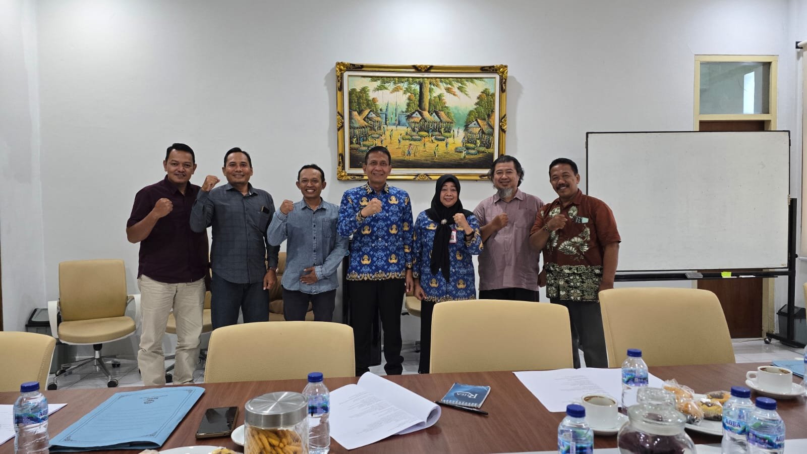 Jajaran panitia Pesona Daun Emas Bojonegoro 2026 berfoto bersama usai menggelar rapat koordinasi dan audiensi guna mematangkan persiapan festival tembakau dan UMKM yang akan digelar pada akhir September mendatang.