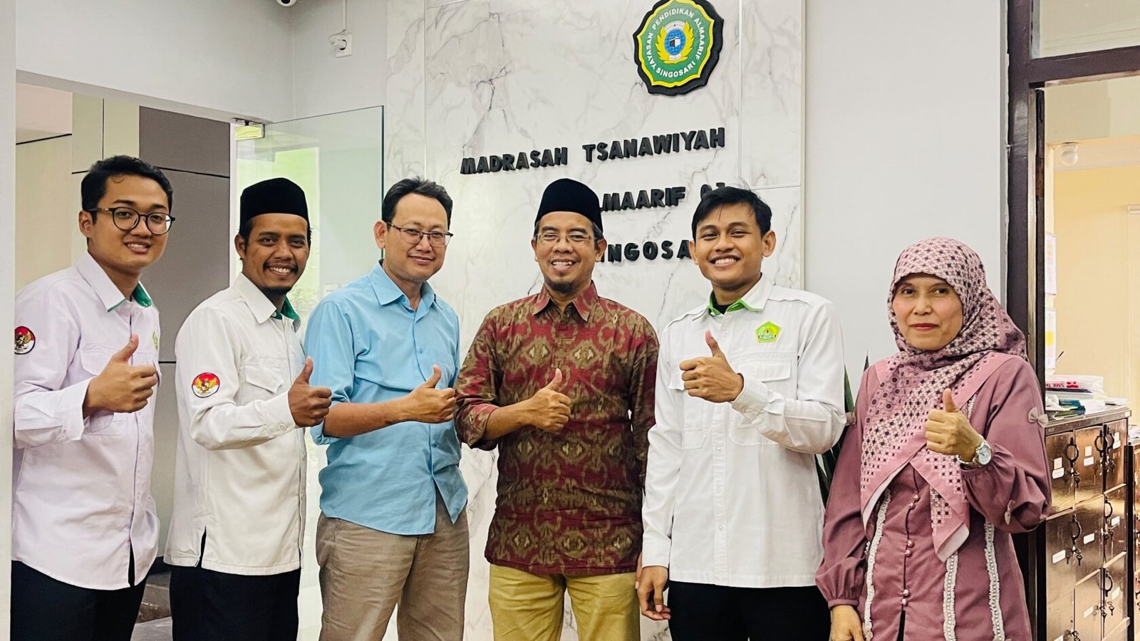 Kasubtim Kesiswaan MTs/MI Direktorat Jenderal Pendidikan Islam Kemenag RI, Ahmad Chair Maulida, beserta rombongan disambut oleh Kepala MTs Almaarif 01 Singosari, Dwi Retno Palupi, dan dewan guru saat memantau langsung pelaksanaan Olimpiade Madrasah Indonesia (OMI) 2026.