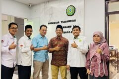 Kasubtim Kesiswaan MTs/MI Direktorat Jenderal Pendidikan Islam Kemenag RI, Ahmad Chair Maulida, beserta rombongan disambut oleh Kepala MTs Almaarif 01 Singosari, Dwi Retno Palupi, dan dewan guru saat memantau langsung pelaksanaan Olimpiade Madrasah Indonesia (OMI) 2026.