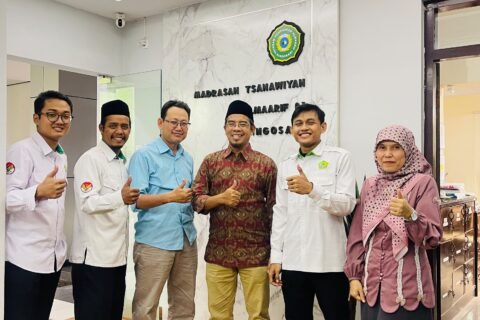 Kasubtim Kesiswaan MTs/MI Direktorat Jenderal Pendidikan Islam Kemenag RI, Ahmad Chair Maulida, beserta rombongan disambut oleh Kepala MTs Almaarif 01 Singosari, Dwi Retno Palupi, dan dewan guru saat memantau langsung pelaksanaan Olimpiade Madrasah Indonesia (OMI) 2026.