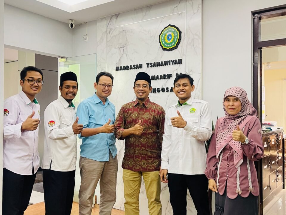 Kasubtim Kesiswaan MTs/MI Direktorat Jenderal Pendidikan Islam Kemenag RI, Ahmad Chair Maulida, beserta rombongan disambut oleh Kepala MTs Almaarif 01 Singosari, Dwi Retno Palupi, dan dewan guru saat memantau langsung pelaksanaan Olimpiade Madrasah Indonesia (OMI) 2026.