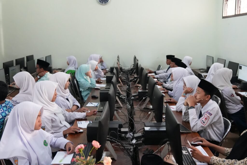 Pelaksanaan OMI 2026 di MTs Almaarif 01 Singosari yang diikuti oleh 73 peserta dari 11 madrasah/sekolah se-Singosari Raya ini berlangsung dengan tertib dan kondusif untuk bidang Matematika, IPA, dan IPS Terpadu.