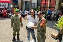 Momen antusias seorang warga yang mengacungkan jempol usai menerima paket bantuan pangan, didampingi langsung oleh Babinsa Kauman untuk memastikan kelancaran dan ketepatan sasaran distribusi.