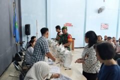 Sertu Gunawan, Babinsa Koramil 0833-01/Klojen, saat memantau dan mendampingi langsung jalannya penyaluran bantuan pangan berupa beras kepada warga di Kelurahan Rampal Celaket, Kota Malang, Senin (07/09).