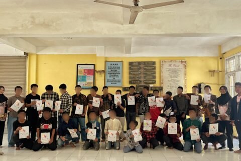 Babinsa Kotalama, Koptu Eko, bersama warga setempat, bahu-membahu memperbaiki jalan kampung yang rusak dengan adukan semen di wilayah Kedungkandang, Malang