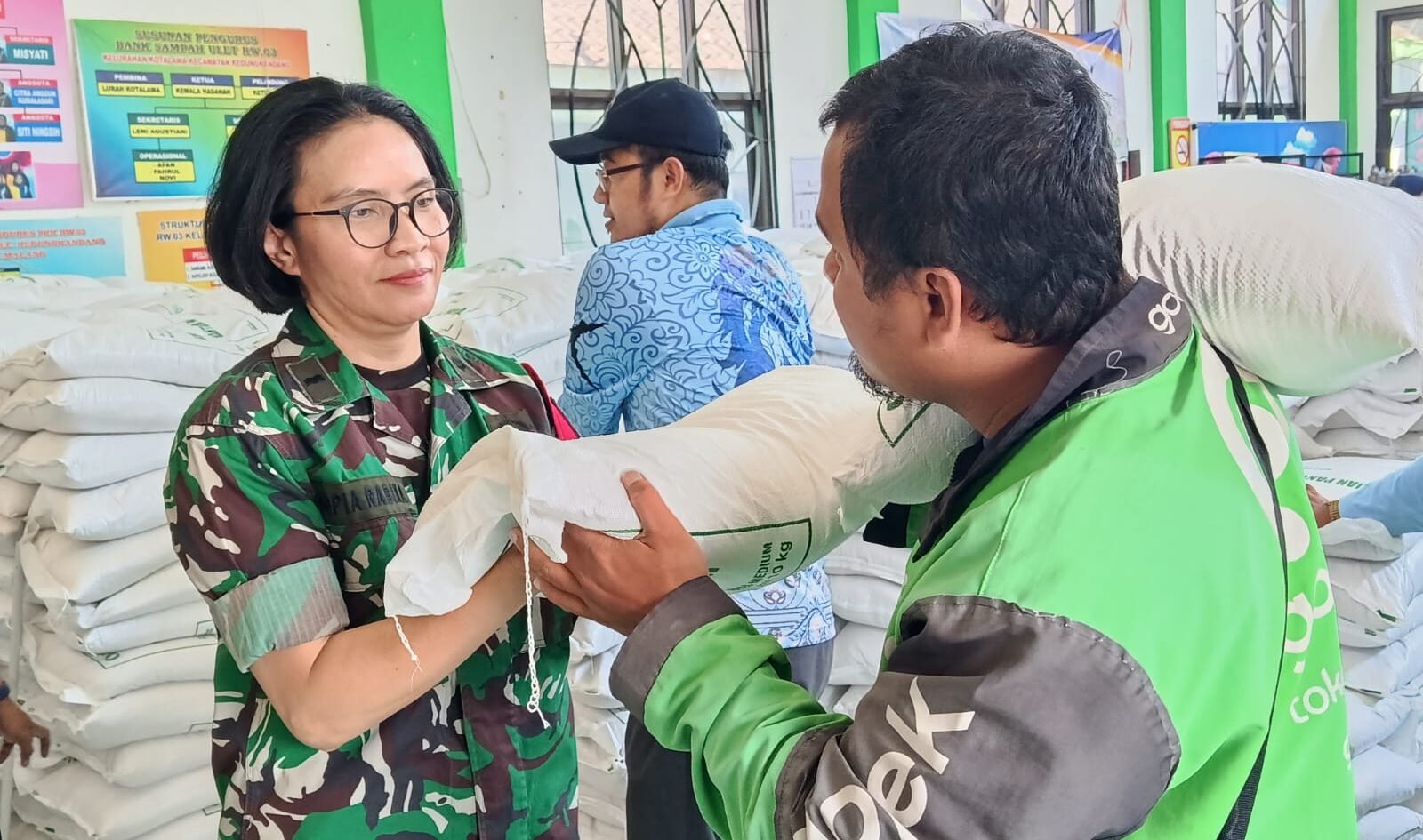 Babinsa Kotalama Koramil 0833-02/Kedungkandang, Pelda Sophia, mendampingi pembagian bantuan pangan kepada 295 KPM di Kelurahan Kotalama, Kota Malang, Rabu (16/9/2026).
