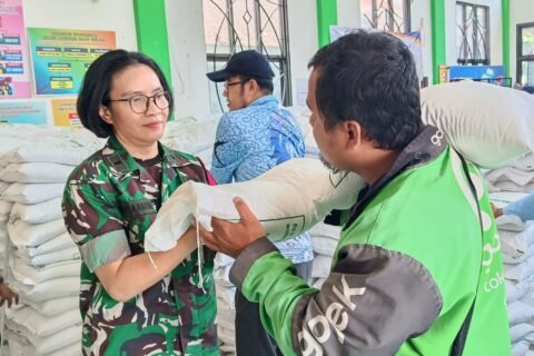 Babinsa Kotalama Koramil 0833-02/Kedungkandang, Pelda Sophia, mendampingi pembagian bantuan pangan kepada 295 KPM di Kelurahan Kotalama, Kota Malang, Rabu (16/9/2026).