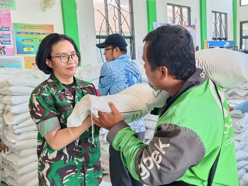 Babinsa Kotalama Koramil 0833-02/Kedungkandang, Pelda Sophia, mendampingi pembagian bantuan pangan kepada 295 KPM di Kelurahan Kotalama, Kota Malang, Rabu (16/9/2026).