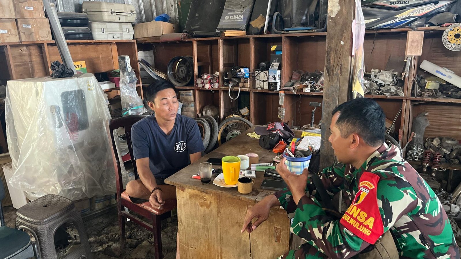 Momen keakraban Babinsa saat berinteraksi langsung dengan warga di wilayah binaannya sebagai wujud nyata kedekatan aparat dan masyarakat melalui komunikasi sosial.