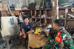 Momen keakraban Babinsa saat berinteraksi langsung dengan warga di wilayah binaannya sebagai wujud nyata kedekatan aparat dan masyarakat melalui komunikasi sosial.