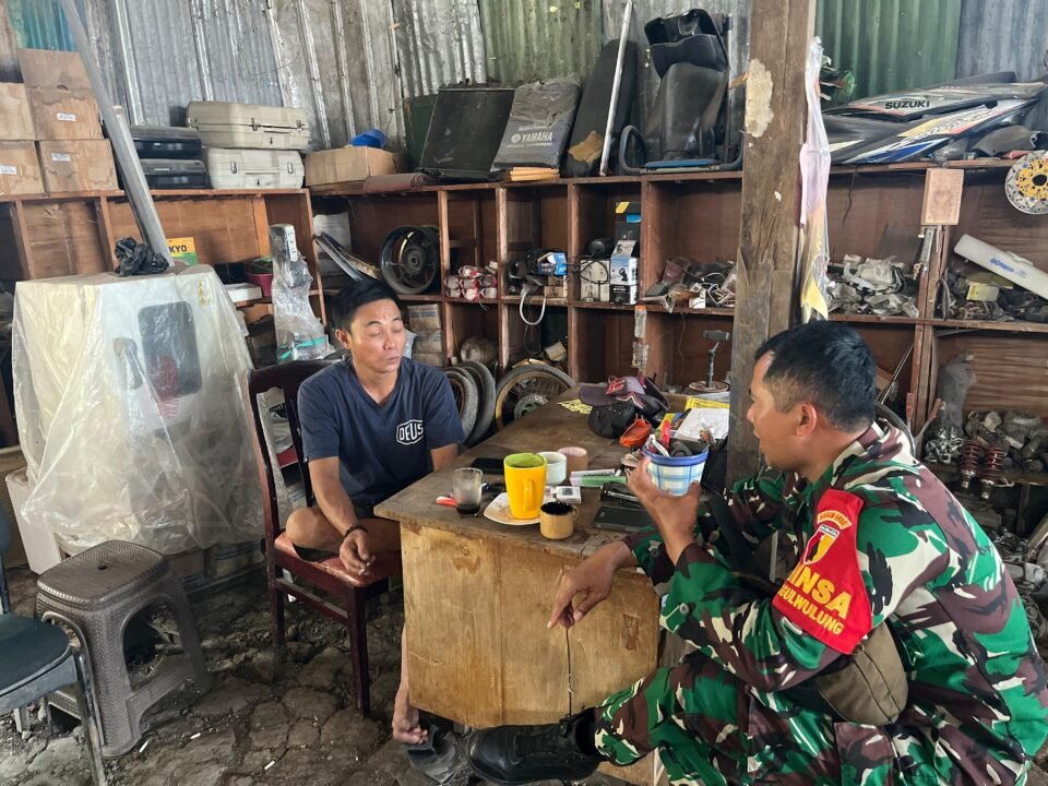 Momen keakraban Babinsa saat berinteraksi langsung dengan warga di wilayah binaannya sebagai wujud nyata kedekatan aparat dan masyarakat melalui komunikasi sosial.