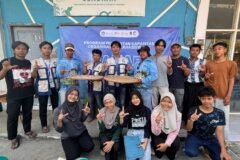 Tim PPK Ormawa BEM Unesa 2026 bersama para petambak, nelayan, dan pemuda Desa Labuhan berfoto bersama sambil memamerkan proses pengeringan ikan rucah dalam rangkaian program Bahari Adiguna, Sabtu (22/8/2026).