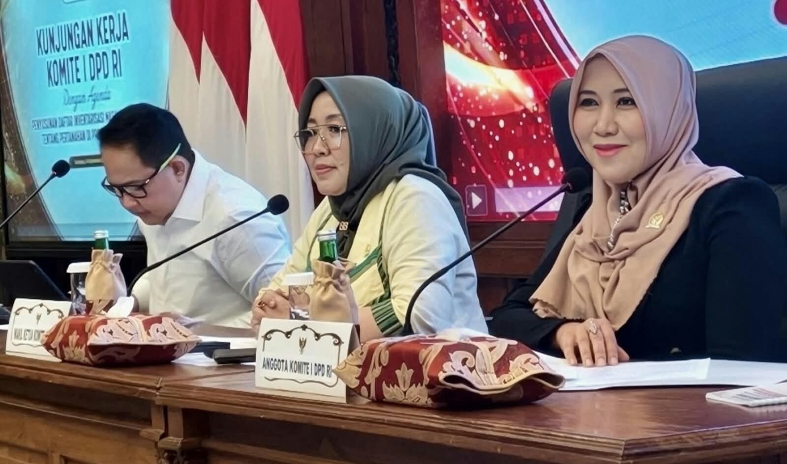 Senator asal Jawa Timur, Lia Istifhama (paling kanan), tersenyum ramah saat mendampingi pimpinan Komite I DPD RI dalam rapat pembahasan Daftar Inventarisasi Masalah (DIM) RUU Pertanahan di Kantor Gubernur Jatim, Senin (14/9).