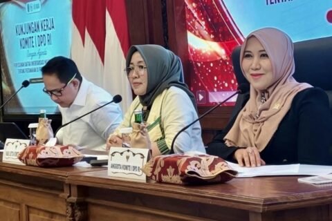 Senator asal Jawa Timur, Lia Istifhama (paling kanan), tersenyum ramah saat mendampingi pimpinan Komite I DPD RI dalam rapat pembahasan Daftar Inventarisasi Masalah (DIM) RUU Pertanahan di Kantor Gubernur Jatim, Senin (14/9).